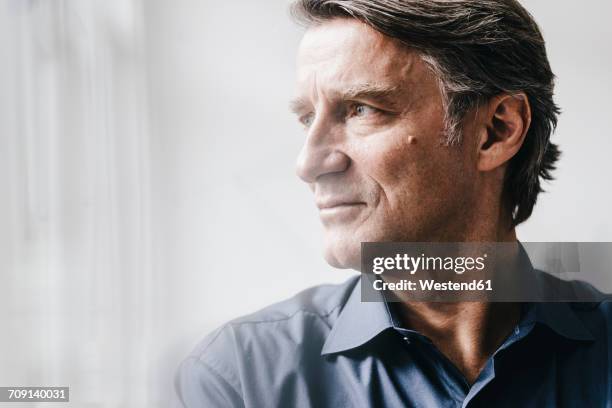 mature businessman looking away - close up man pose foto e immagini stock