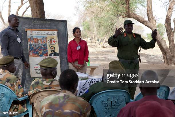 Scene during an International Committee of the Red Cross information and dissemination session with SPLA soldiers from Warrab state. Leading the...