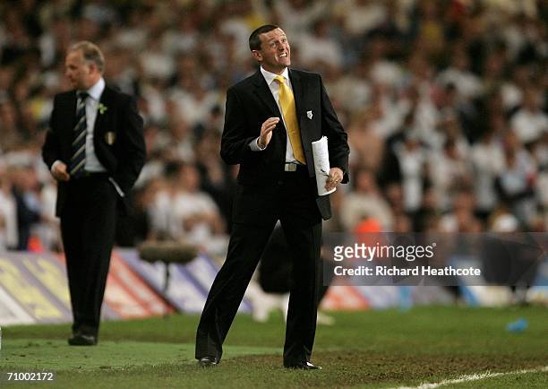 Watford Manager Adrian Boothroyd gestures to his players whilst Leeds counterpart Kevin Blackwell walks away during the Coca-Cola Championship...