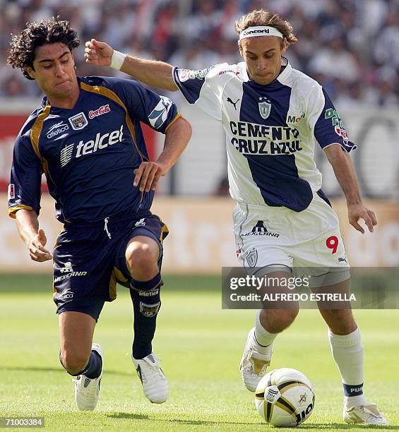 Adrian Garcia de San Luis disputa el balon con Richard Nunez de Pachuca, durante la final del Torneo de Clausura 2006 del futbol mexicano 2006 en el...