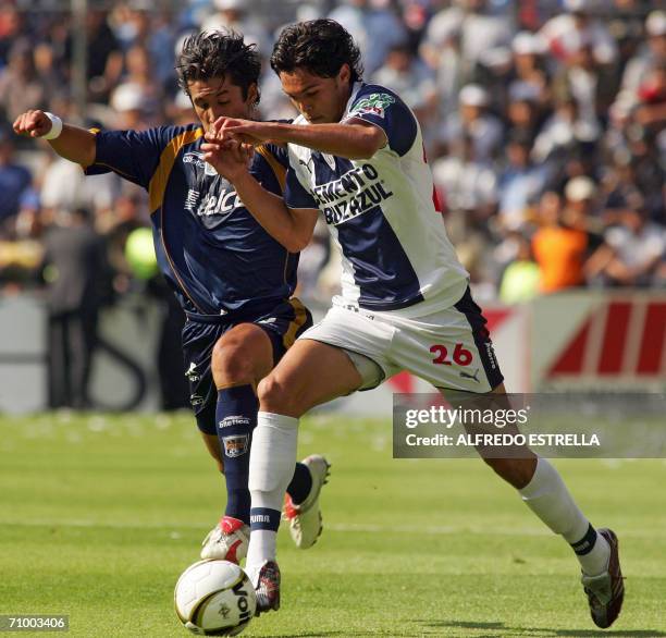 Alberto Sanchez de San Luis disputa el balon con Angel Landin de Pachuca durante la final del Torneo de Clausura 2006 del futbol mexicano 2006 en el...