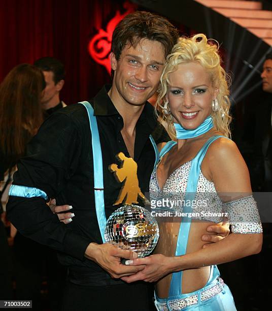 Actor Wayne Carpendale and dancer Isabel Edvardsson pose with the trophy after winning the dancing competition show "Let's Dance" on TV station RTL...