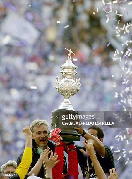 El presidente del club Pachuca Jesus Martinez , levanta el trofeo junto a los jugadores de su equipo, tras derrotar a San Luis en partido...