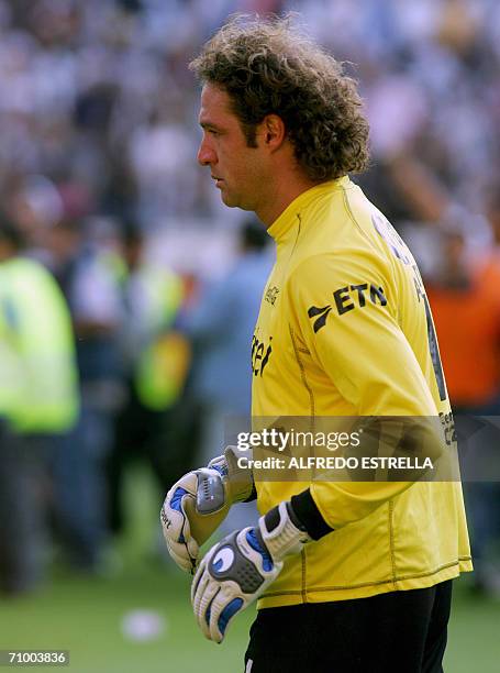 Adrian Martinez, portero de San Luis, abandona el campo de juego tras caer ante Pachuca por la final del Torneo de Clausura 2006 del futbol mexicano,...