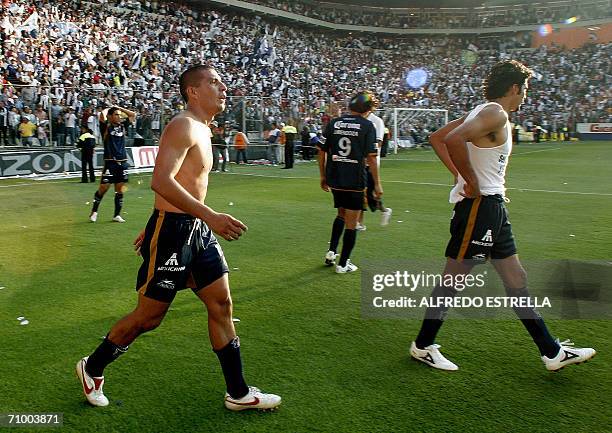 Los jugadores de San Luis abandonan el campo de juego tras caer ante Pachuca por la final del Torneo de Clausura 2006 del futbol mexicano en el...