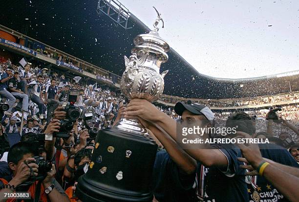 Un jugador no identificado de Pachuca levanta el trofeo del campeonato, tras derrotar a San Luis por la final del Torneo de Clausura 2006 del futbol...