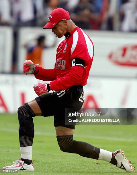 Miguel Calero, portero de Pachuca, celebra el gol anotado a San Luis durante la final del Torneo de Clausura 2006 del futbol mexicano, en el estadio...