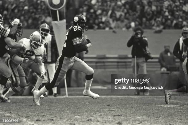 Wide receiver John Stallworth of the Pittsburgh Steelers runs with the football after catching a passs against the Cleveland Browns at Municipal...