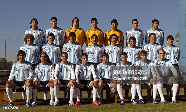 Buenos Aires, ARGENTINA: Argentina's national soccer team who will participate in the Germany 2006 World Cup, pose 22 May 2006 in Ezeiza, Argentina....