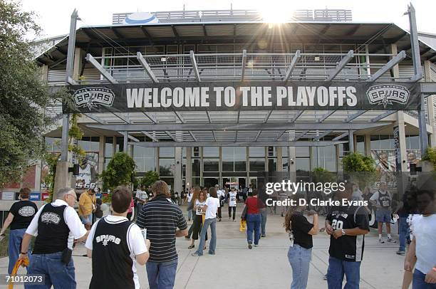 Fans fill the stadium before the San Antonio Spurs host the Dallas Mavericks in Game Seven of the Western Conference Semifinals during the 2006 NBA...