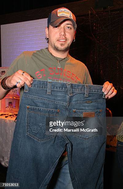 EXCLUSIVE. Singer Jason Aldean poses with the Wrangler Jeans display...  News Photo - Getty Images