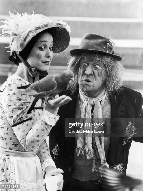 Una Stubbs as Aunt Sally and Jon Pertwee as fictional scarecrow Worzel Gummidge, characters in popular children's TV show 'Worzel Gummidge', 2nd...