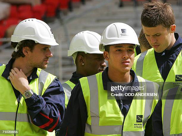 L R Theo Walcott Photos and Premium High Res Pictures - Getty Images