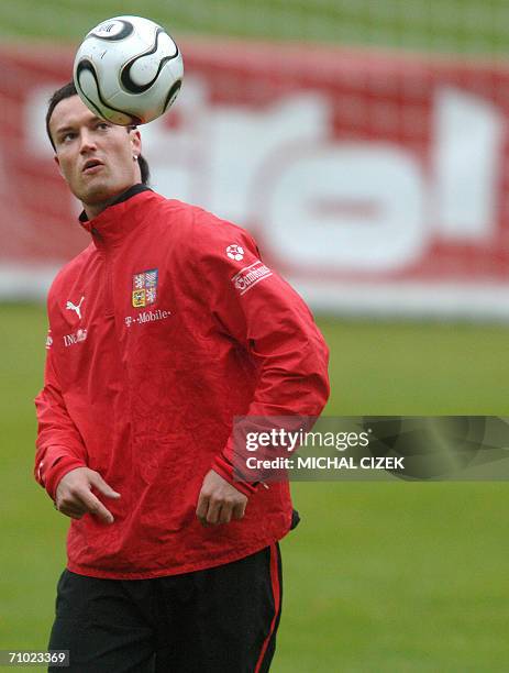 Seefeld, CZECH REPUBLIC: Czech national football team defender Martin Jiranek juggles with a ball, 23 May 2006, during a training session of the...