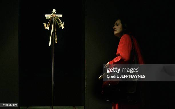 Chicago, UNITED STATES: A memeber of the media looks over "Inlaid Diadem with Vulture and Cobra Uraeus" at the opening for "Uncover the Treasures of...