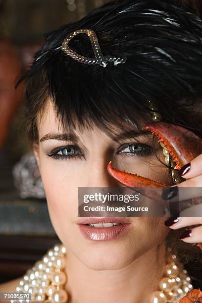 mujer agarrando la langosta gancho - langosta marisco fotografías e imágenes de stock
