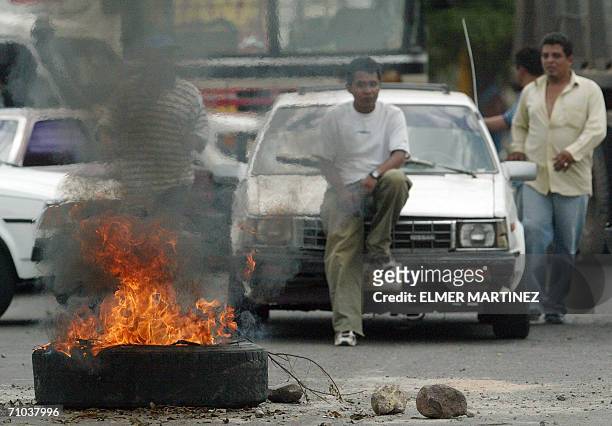 Tegucigalpa, HONDURAS: Taxistas queman llantas mientras mantienen bloquedas las principales avenidas de Tegucigalpa, durante una paro del transporte...