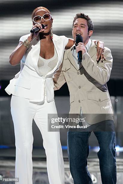 Mary J. Blige performs with former American Idol Elliott Yamin during the American Idol Season 5 Finale on May 24, 2006 at the Kodak Theatre in...