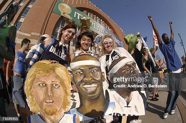 Fans of the Dallas Mavericks show their support before game one of the Western Conference Finals against the Phoenix Suns during the 2006 NBA...