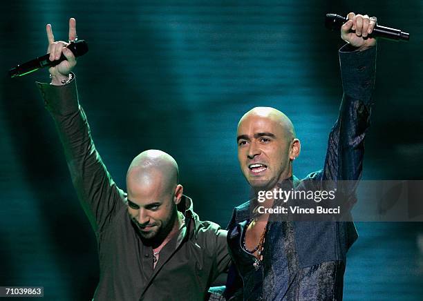 Former American Idol Chris Daughtry performs with Ed Kowalczyk of "Live" onstage during the American Idol Season 5 Finale on May 24, 2006 at the...