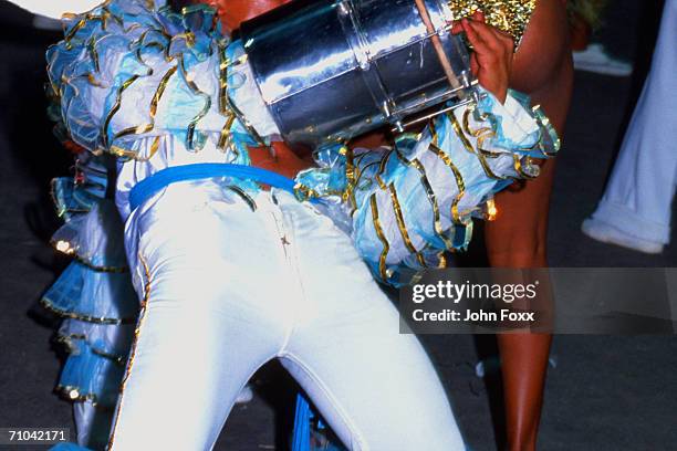 dancing man, playing instrument - carnaval in rio de janeiro stockfoto's en -beelden