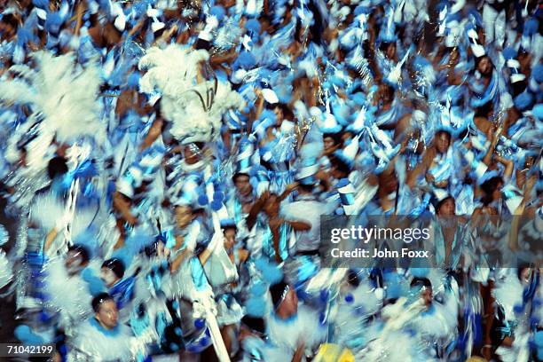 dancing crowd - rio de janeiro carnival stock pictures, royalty-free photos & images