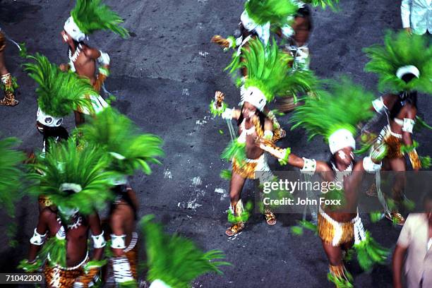 dancing group - carnaval in rio de janeiro stockfoto's en -beelden