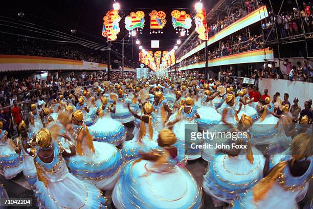 dancing crowd - carnival in rio de janeiro stock pictures, royalty-free photos & images
