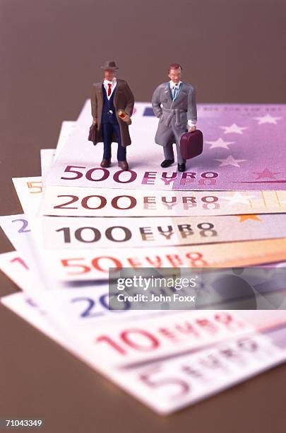 businessmen on euro-notes - two hundred euro banknote stock pictures, royalty-free photos & images