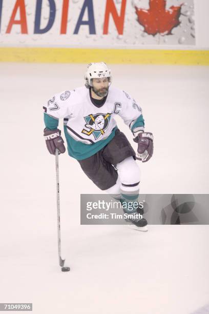 Center Scott Niedermayer of the Mighty Ducks of Anaheim controls the puck against the Edmonton Oilers in game three of the NHL Western Conference...