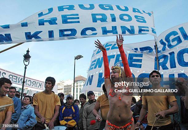 Buenos Aires, ARGENTINA: Representantes de la provincia de Entre Rios participan en un acto para celebrar el tercer aniversario del gobierno de...