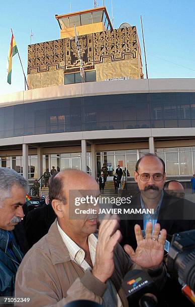 El vicepresidente de Cuba Carlos Lage se dirige a la prensa despues de su llegada al aeropuerto internacional de El Alto, Bolivia, el 25 de mayo...