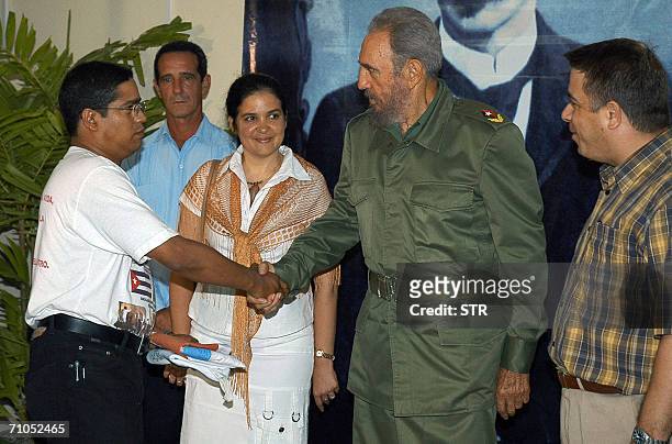 El Presidente de Cuba, Fidel Castro saluda a Ivan Mora, funcionario de la cancilleria cubana y miembro de la mision estatal cubana en Pakistan, el 25...