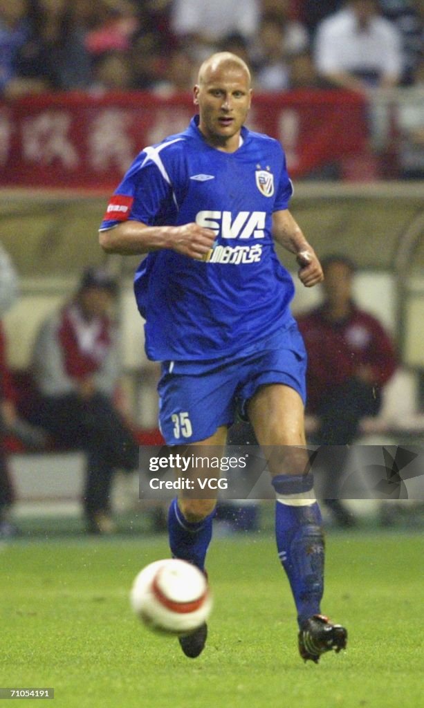 Jancker Makes Debut For Shanghai Shenhua