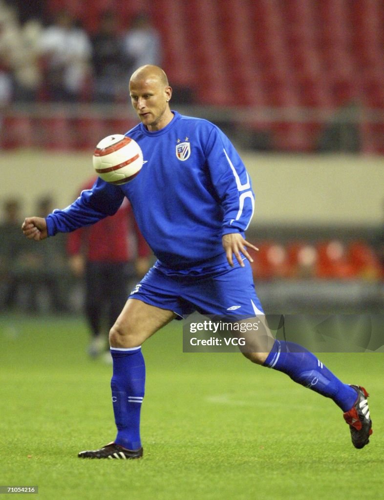 Jancker Makes Debut For Shanghai Shenhua