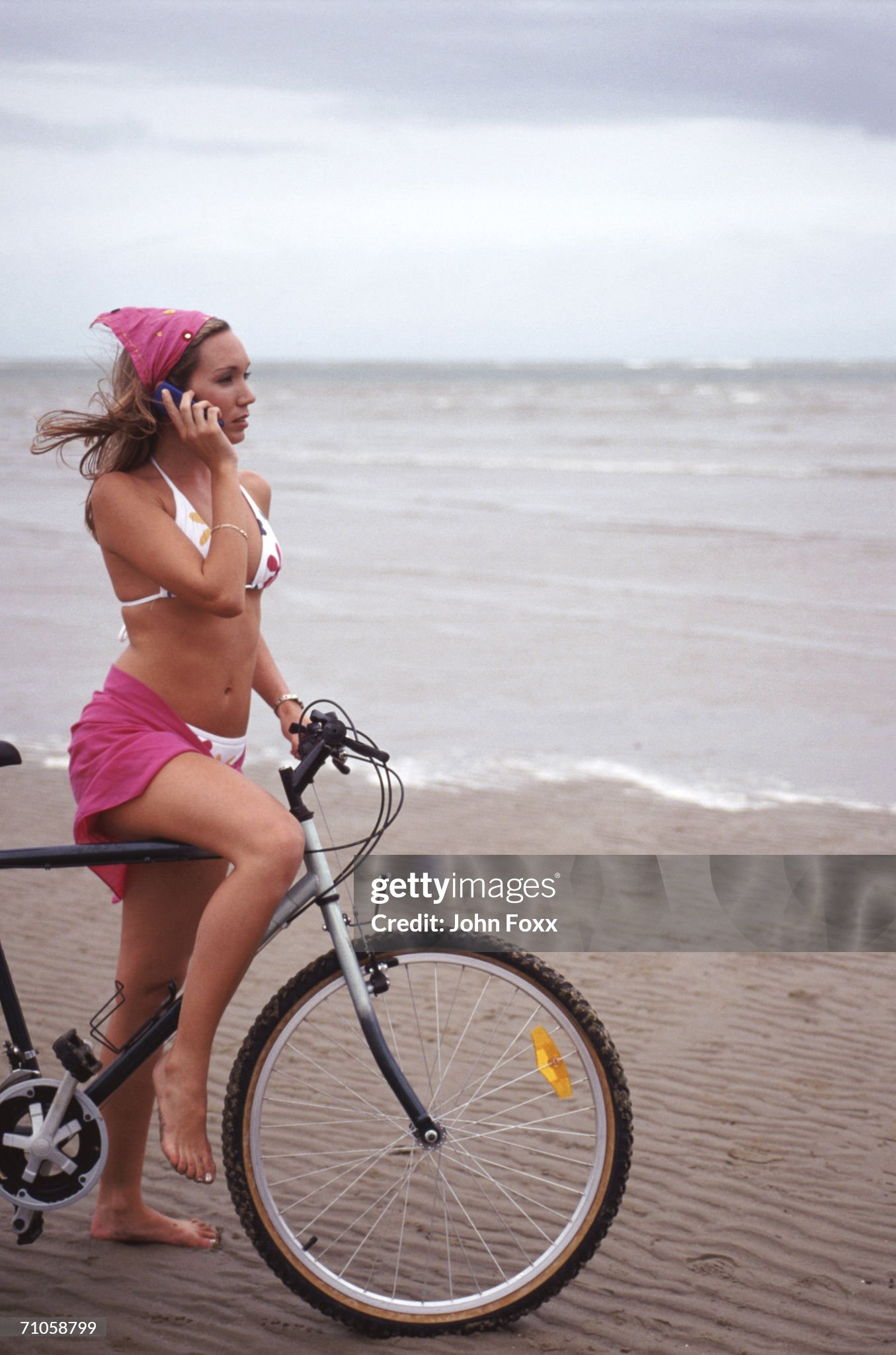 https://media.gettyimages.com/id/71058799/photo/woman-with-bicycle-on-beach-using-mobile-phone-side-view.jpg?s=2048x2048&w=gi&k=20&c=R6Z_MYAjdb9jStyVWPq4ptNrTKzo5i9gq_HpkUnhnIk=