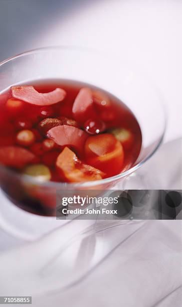 pineapple slice and grapes in bowl, close-up - apfelpunsch stock-fotos und bilder