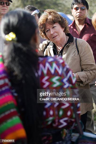 La canadiense Louise Arbour, alta comisionada de la ONU para Derechos Humanos, dialoga con una mujer indigena victima de la guerra, en el municipio...