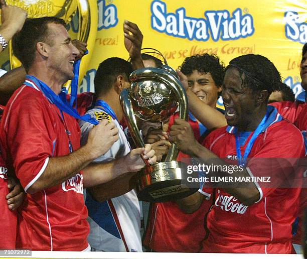 Tegucigalpa, HONDURAS: Danilo Tocelo junto a Luciano Emilio, del Club Olimpia de Honduras, celebran la obtencion del Torneo Clausura 2006 de la liga...