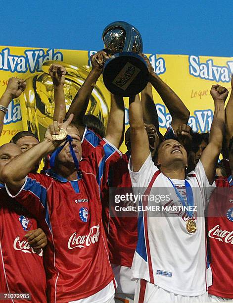 Tegucigalpa, HONDURAS: Danilo Tocelo junto a Wilmer Velasquez, del Club Olimpia de Honduras, levantan la copa de campeones del torneo Clausura de la...