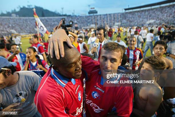 Tegucigalpa, HONDURAS: Milton Palacios y Danilo Tocelo, de Olimpia, celebran la obtencion de la copa de campeones del torneo Clausura de la liga...