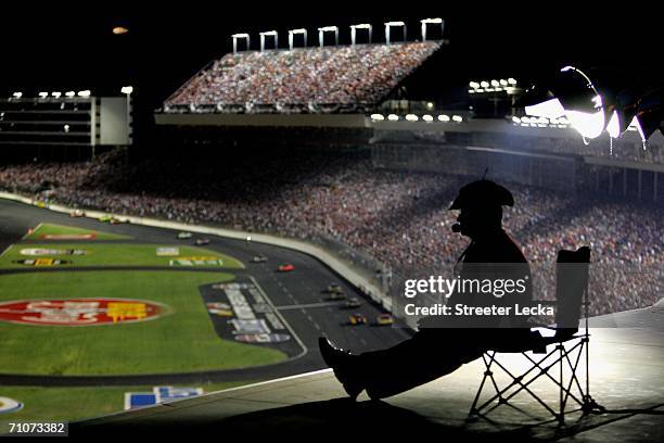 General view of race during the NASCAR Nextel Cup Series Coca-Cola 600 at the Lowe's Motor Speedway on May 28, 2006 in Concord, North Carolina.