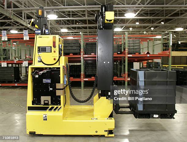 An SGV robot transports a pallot of materials through the General Motors Powertrain Ypsilanti Transmission Operations facility May 30, 2006 in...