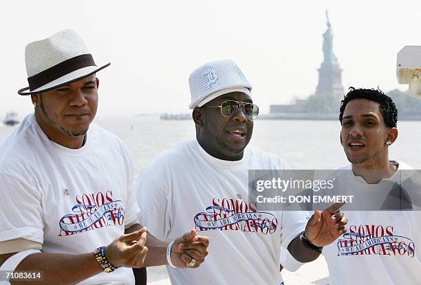 New York, UNITED STATES: The group Voz A Voz sings on Ellis Island with the Statue of Liberty in the background 30 May 2006 in New York. The group,...