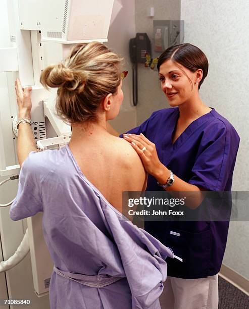 nurse positioning patient for mammogram   - mammogram stockfoto's en -beelden