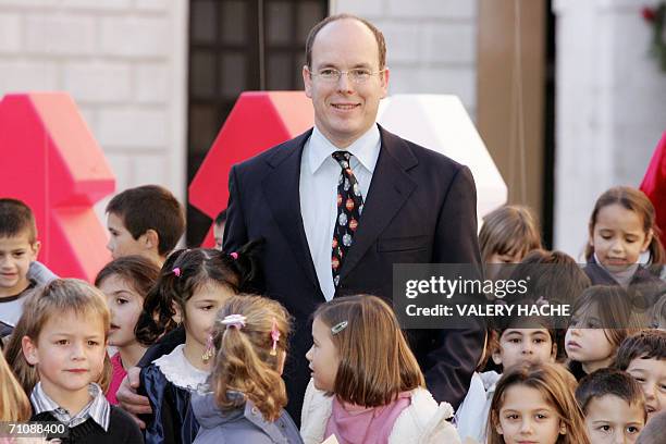 Picture taken 14 December 2005 at the Monaco palace shows Prince Albert II of Monaco posing with children during the Children's Christmas Reception....
