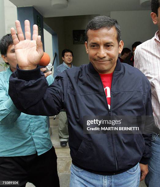 El candidato del partido Union Por el Peru Ollanta Humala, saluda al retirarse de una entrevista radial en Lima el 31 de mayo de 2006. El candidato...