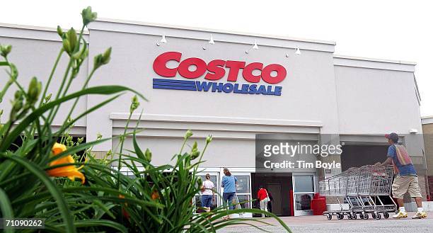 Worker pushes carts outside a Costco Wholesale store May 31, 2006 in Mount Prospect, Illinois. Third-quarter earnings reported today were up at...