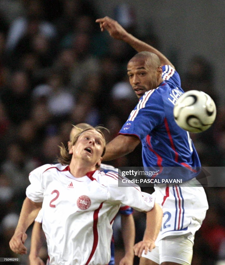 French player forwartd Thierry Henry (R)