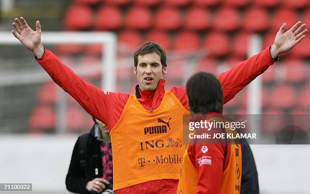 Prague, CZECH REPUBLIC: Czech international Aston Villa striker, Milan Baros looks on as his teammate goalie Petr Czech of FC Chelsea, reacts as they...